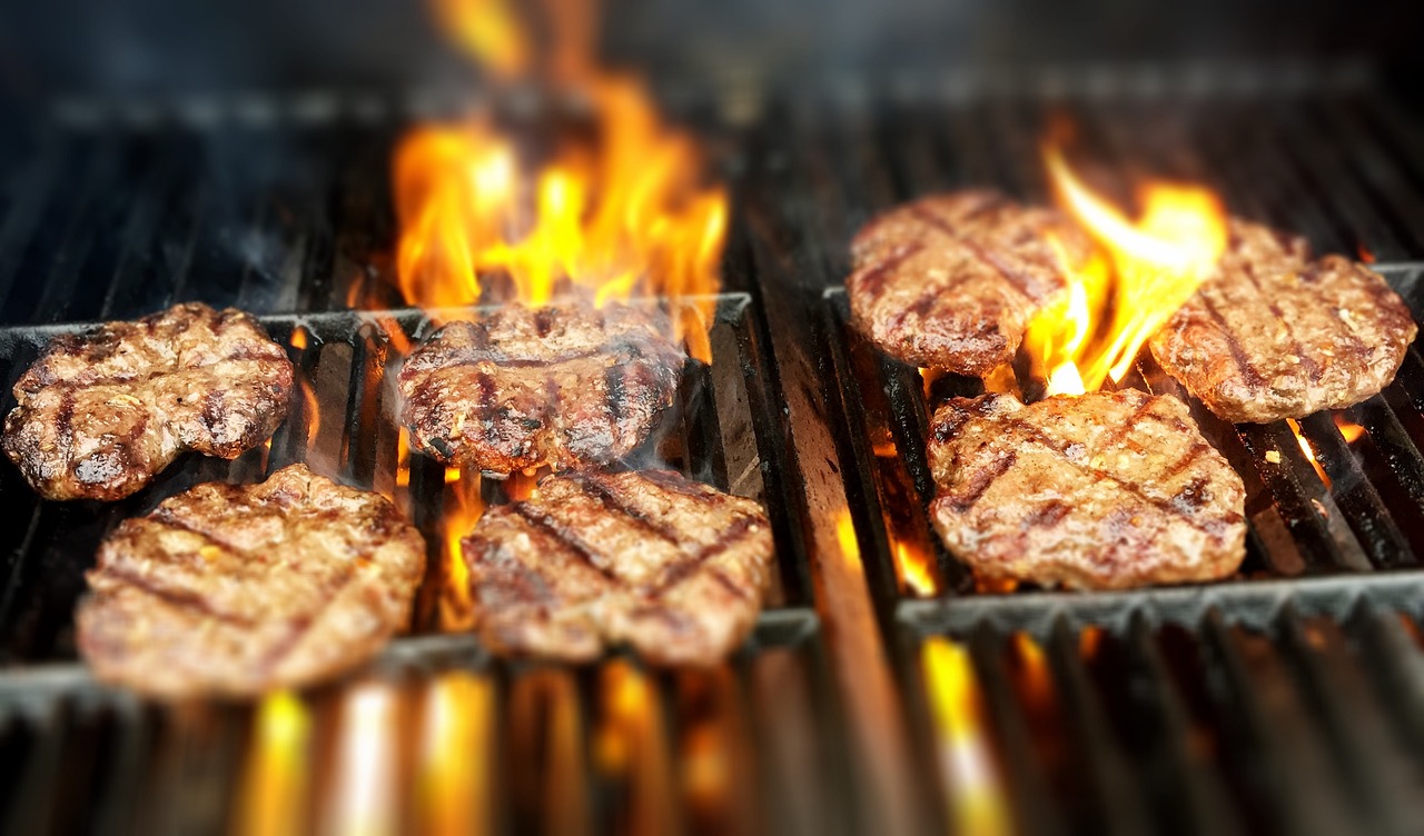 Understanding The Differences Between Grilling And Barbecuing